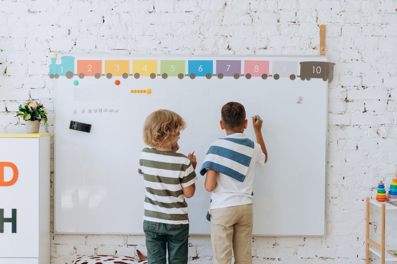 Kinder beim Experimentieren